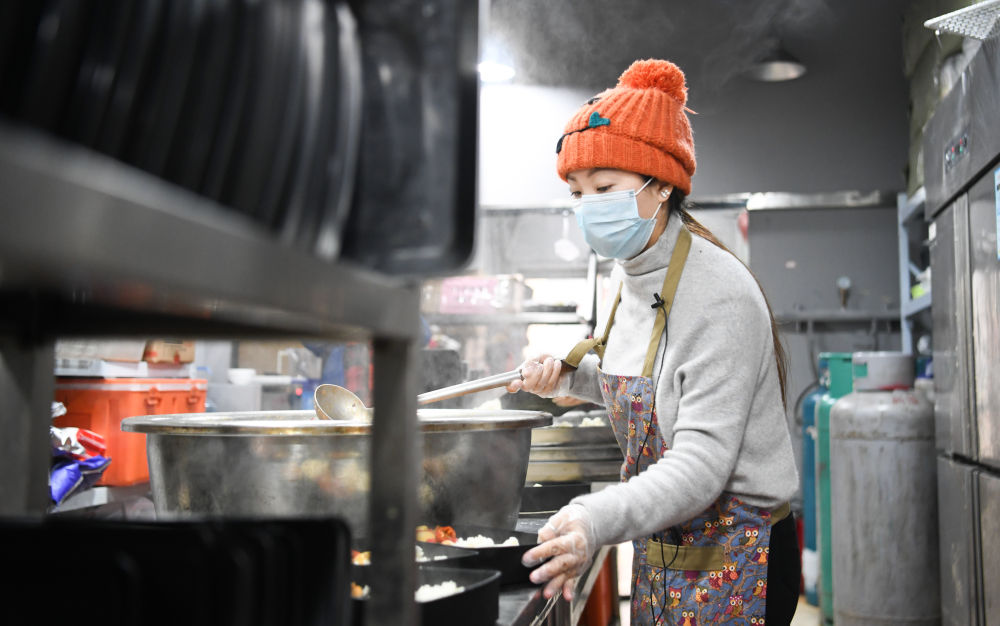 新华网■雨衣妹妹：雨衣变成了一把“大伞”！