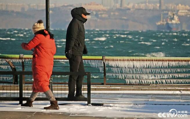 急に冷え込み、海岸のガードレールにつらら＝大連