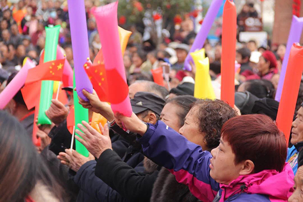 图片默认标题_fororder_6、活动现场，观众热情高涨--摄影--张黎萍