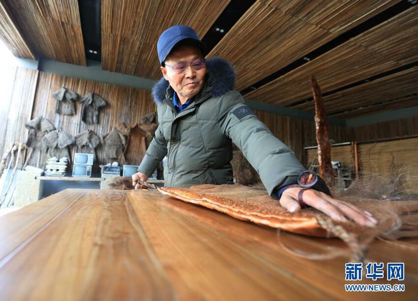 Baju Hujan Tradisional Menjadi Kerajinan tangan