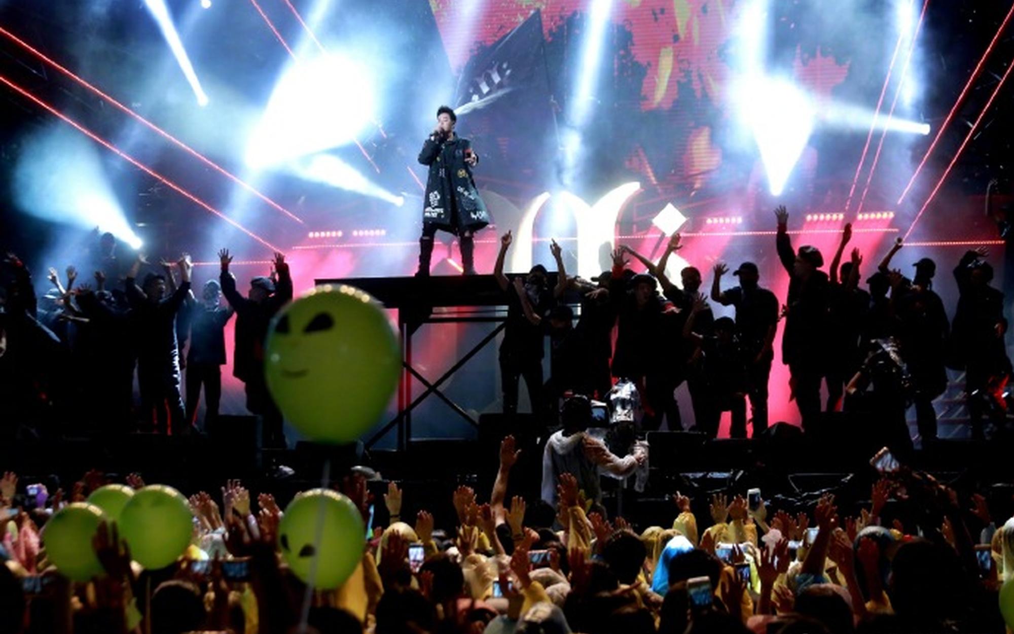 潘玮柏演唱会喊话吴昕 远程撒狗粮甜到爆炸!-国际在线