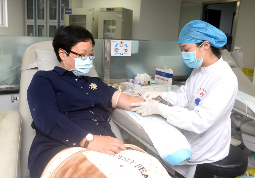图片默认标题_fororder_广州副市长黎明27日来到血液中心献血。张学元摄