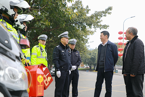 图片默认标题_fororder_大安区委副书记、区长杨斌（右二）慰问交通民警