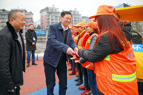 自贡市大安区委副书记,区长杨斌慰问环卫工人和一线交警