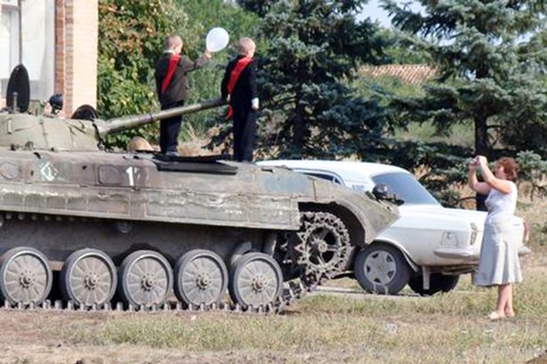 乌克兰小男孩乘坦克入学 成校园名人