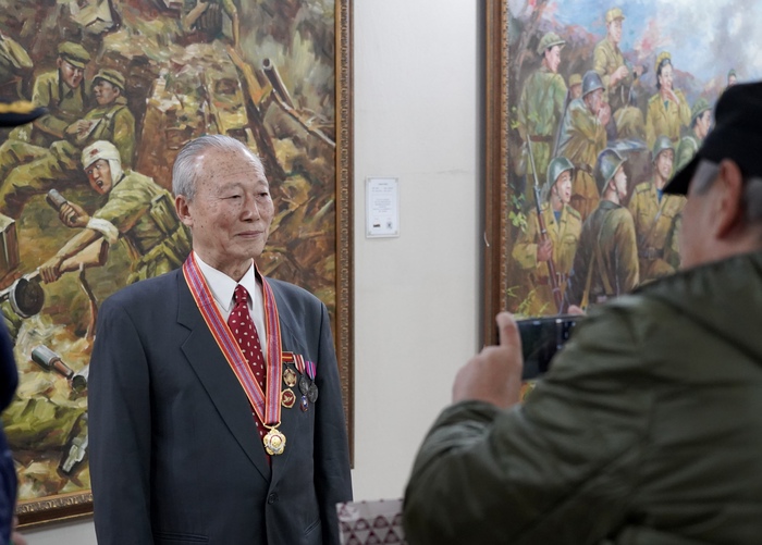 “가장 사랑스런 사람들에게 경의를 드린다”-조선유화작품전시 베이징에서 개최