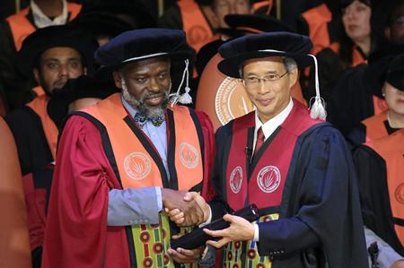 南非约堡大学举行隆重庄严仪式授予习近平主席工程学名誉博士学位