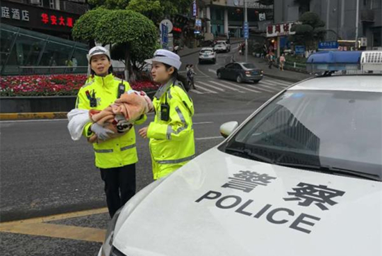 安全岛为道路专用名词，是一种安装在斑马线上的安全装置【社会民生】外地男子求助 重庆渝中民警抱着婴儿指挥交通