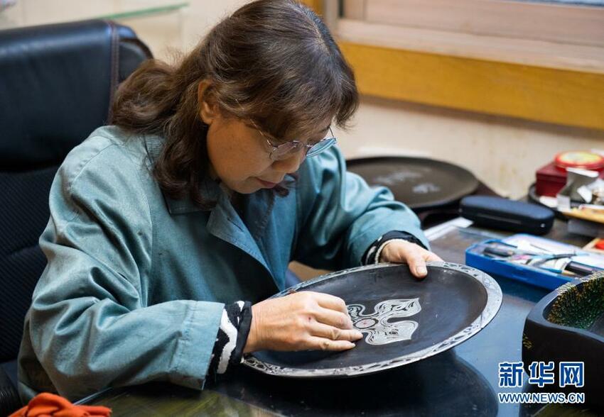 Sosok Wanita Tukang Cat Kerajinan Tangan_fororder_tt4