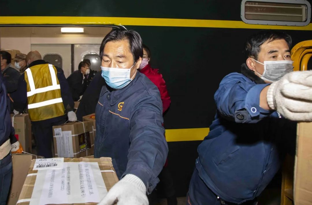 「国际在线」硬核支援：先送牛羊肉，再送火锅底料！