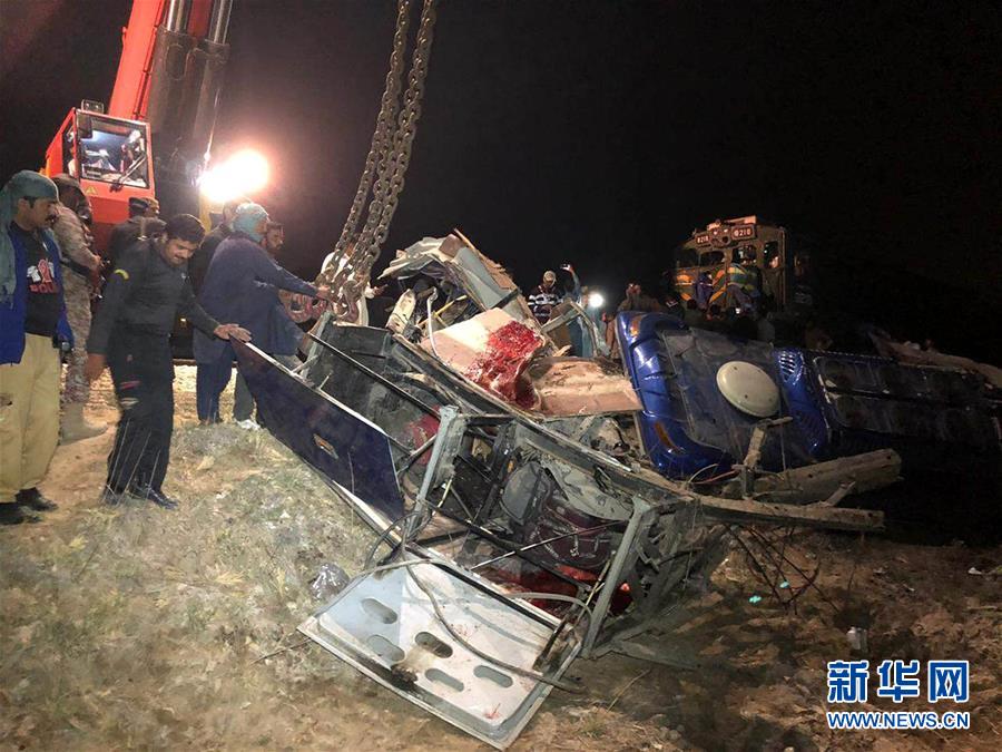 #新华网#巴基斯坦火车与巴士相撞事故死亡人数升至30人