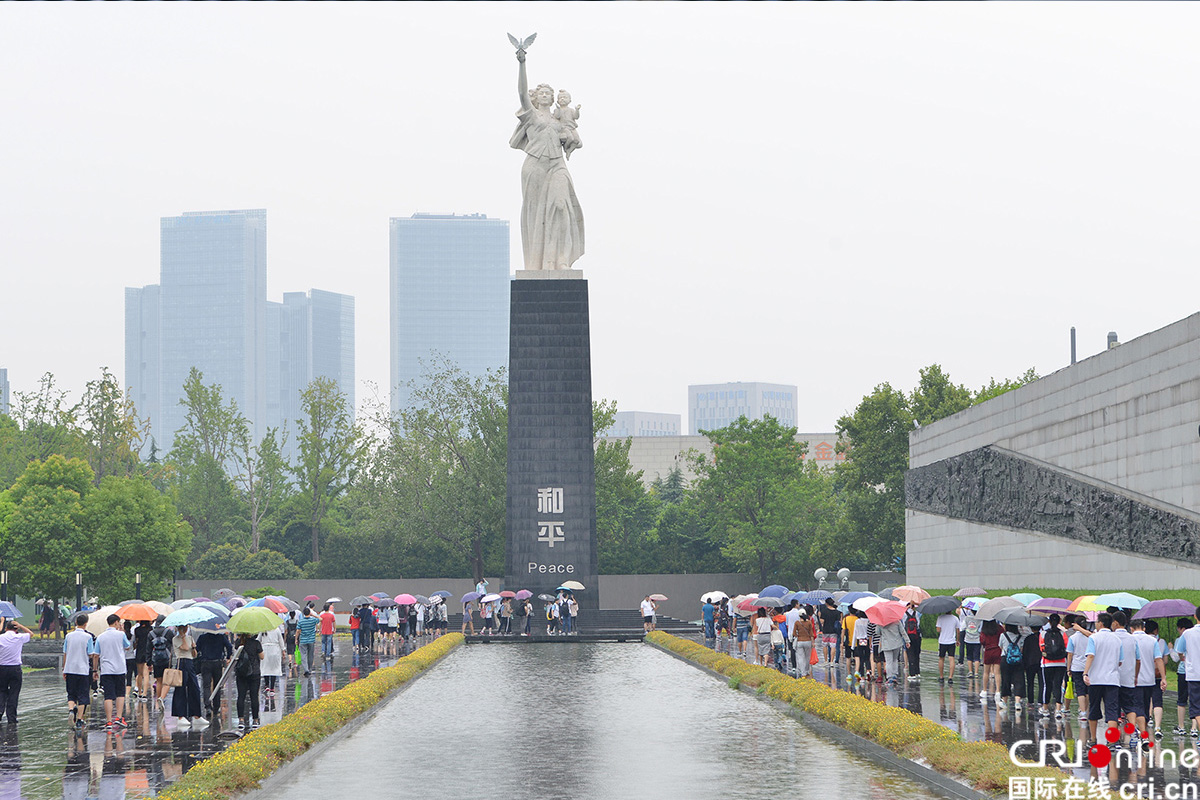 抗战胜利72周年 市民前往南京大屠杀纪念馆缅怀同胞