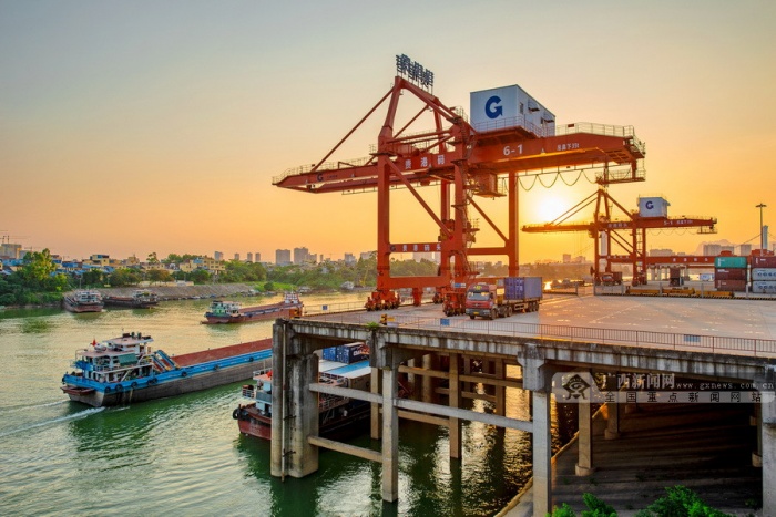 贵港码头货物吞吐量首次实现一年突破1000万吨