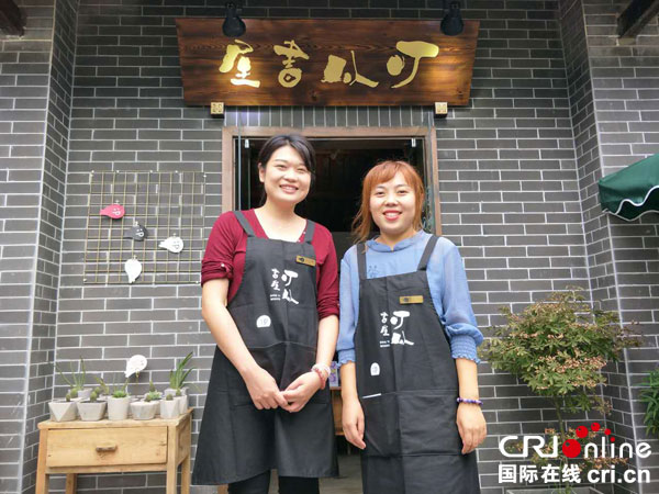 图片默认标题_fororder_叮以书屋创始人张简蓝（左）、薛蓉（右）