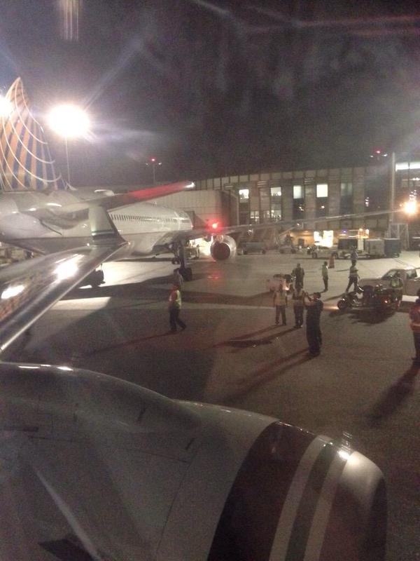 美国洛杉矶两架客机在机场停机坪相撞