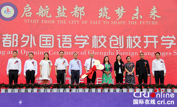 图片默认标题_fororder_罗丽华将钥匙交付给黄伟（摄影-杨梦婧）