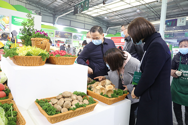 中国（泸州）第五届农产品交易博览会开幕_fororder_市民在展会上选购商品-，龙马潭区委宣传部供图