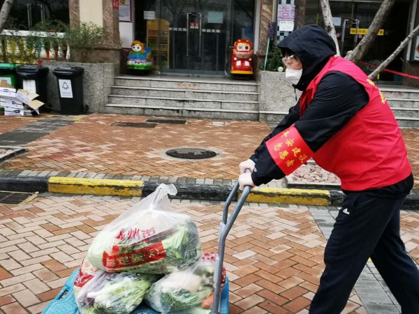 长江日报：他是居民移动的“菜篮子”，每天用小推车送菜500公斤
