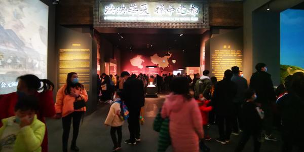 河南博物院主场馆迎来全面开放 日均参观人数3000人以上