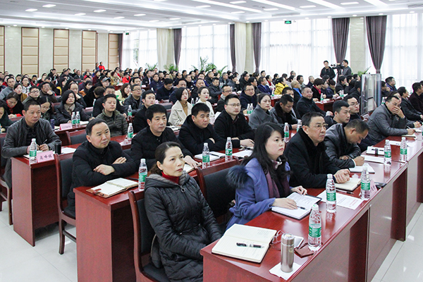 图片默认标题_fororder_3与会人员认真观看作风建设警示片（摄影-杨梦婧）