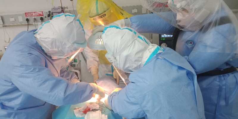 「澎湃新闻网」战重症｜与死神抢人的“气切小分队”：戴4层手套精准操刀