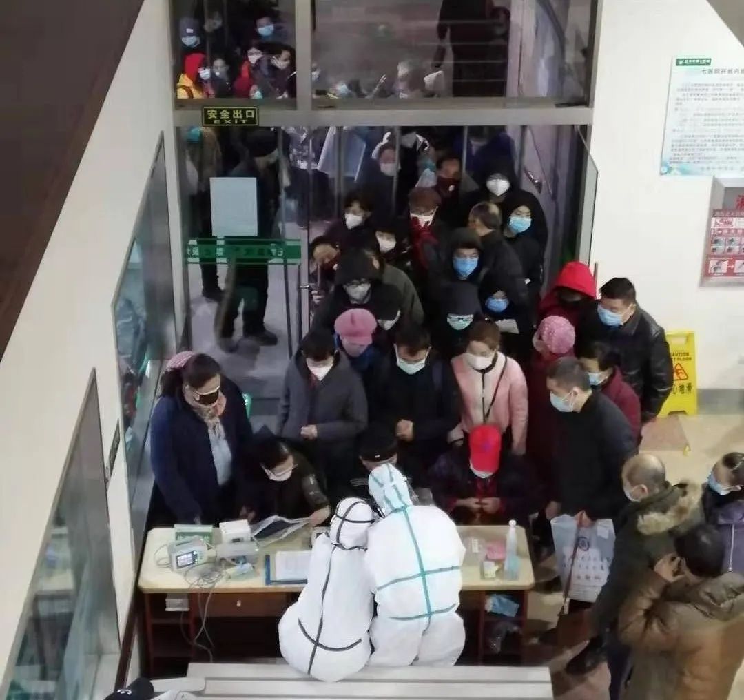 [人民日报]凌晨4点的武汉，900万人的害怕和勇敢