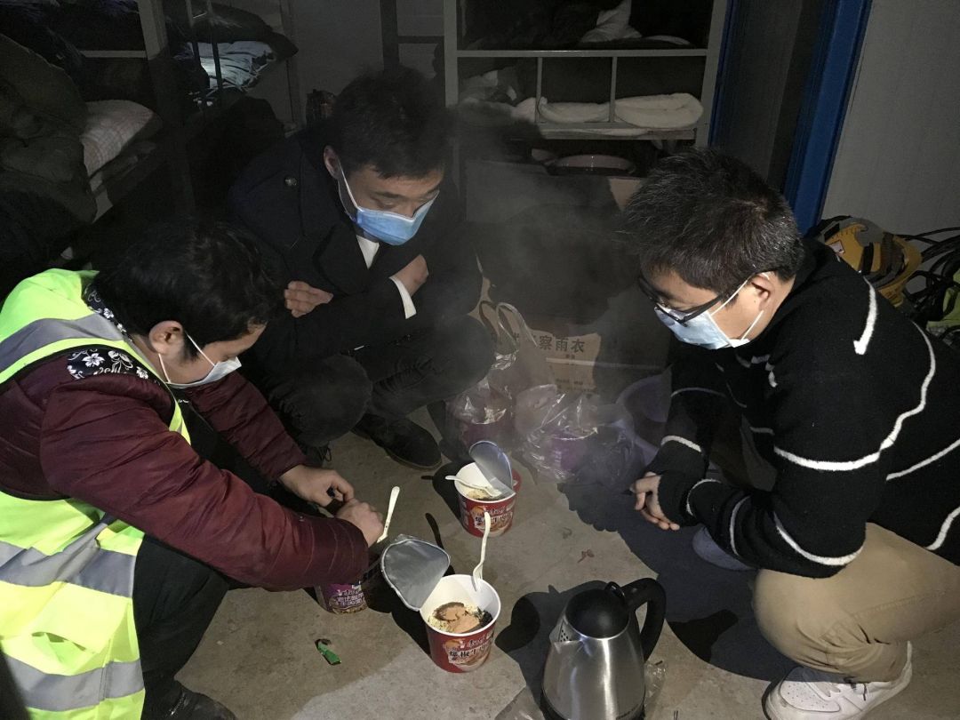 [人民日报]凌晨4点的武汉，900万人的害怕和勇敢