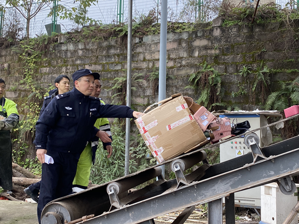 重庆渝北区公安分局集中销毁469件假冒伪劣商品