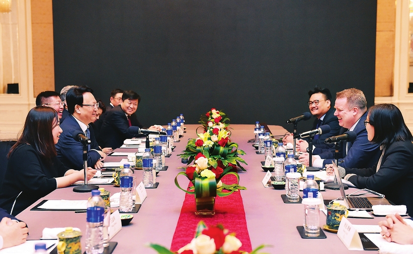 景俊海与国际乒联首席执行官史蒂夫·丹顿举行会谈