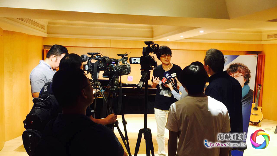图片默认标题_fororder_台湾著名音乐人杨慕接受媒体采访 拷贝