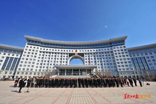 大兴安岭万余人佩戴国旗徽章 为祖国点赞