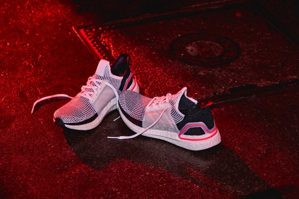 UltraBOOST 19限定配色定义出街潮搭，开启能量迸发新势力