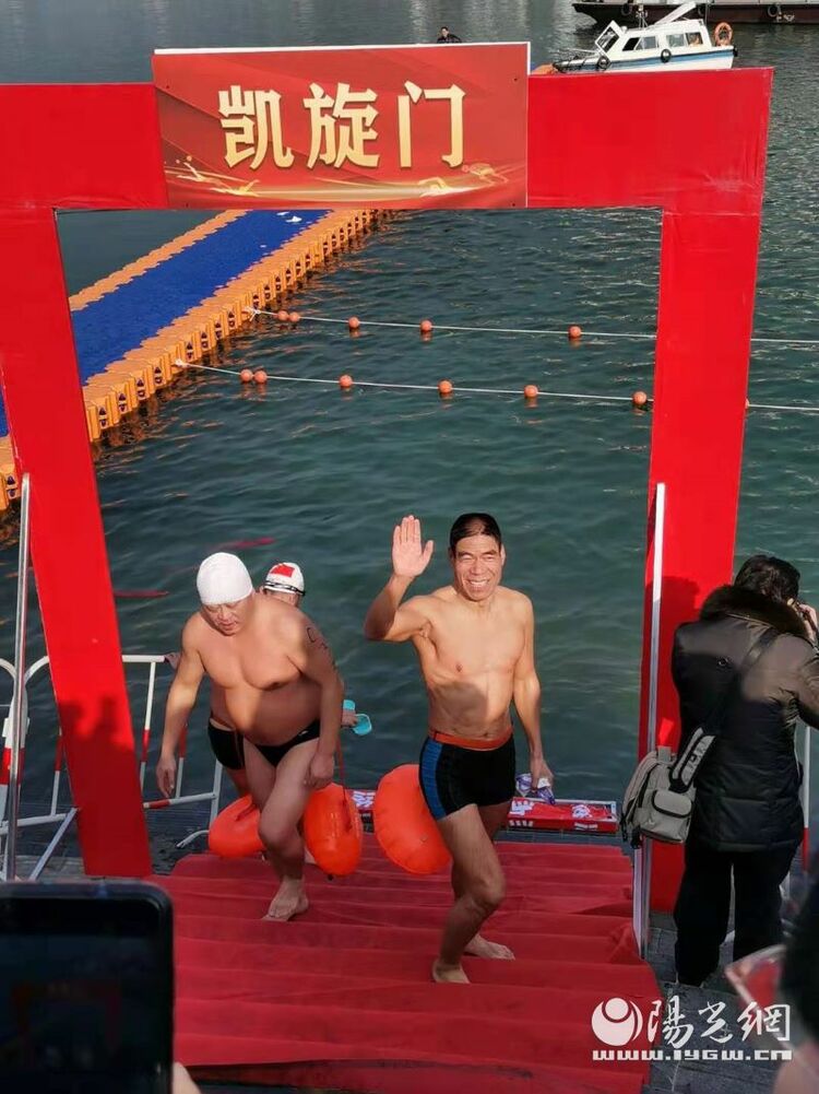 安康紫阳县举办第五届汉江公开水域冬泳赛