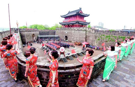 荆州古城千人同唱《我和我的祖国》