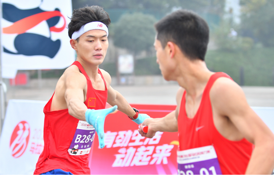 重庆市第36届马拉松接力赛开跑