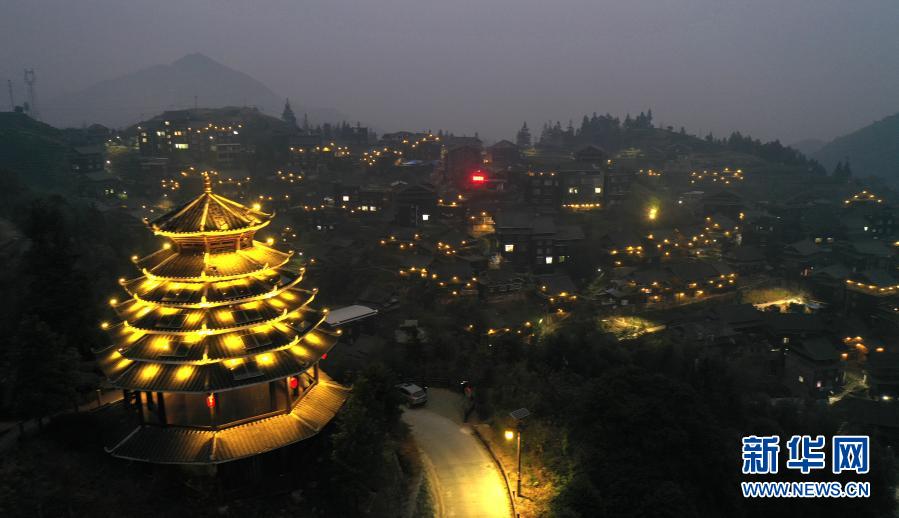 广西柳州：7万盏太阳能路灯点亮乡村