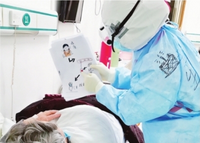 援汉“95后”护士用“萌画”与听障患者沟通
