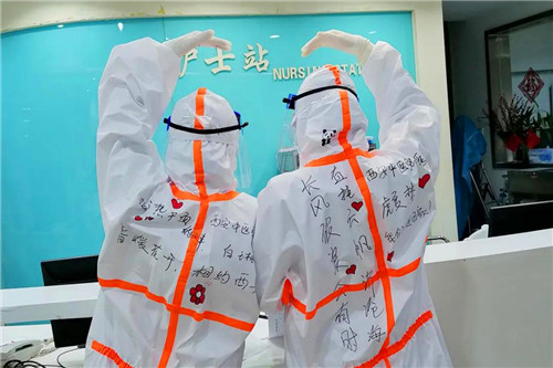 “春暖花开 相约西安”——陕西援武汉医疗队队员给予患者“看得见”的鼓励