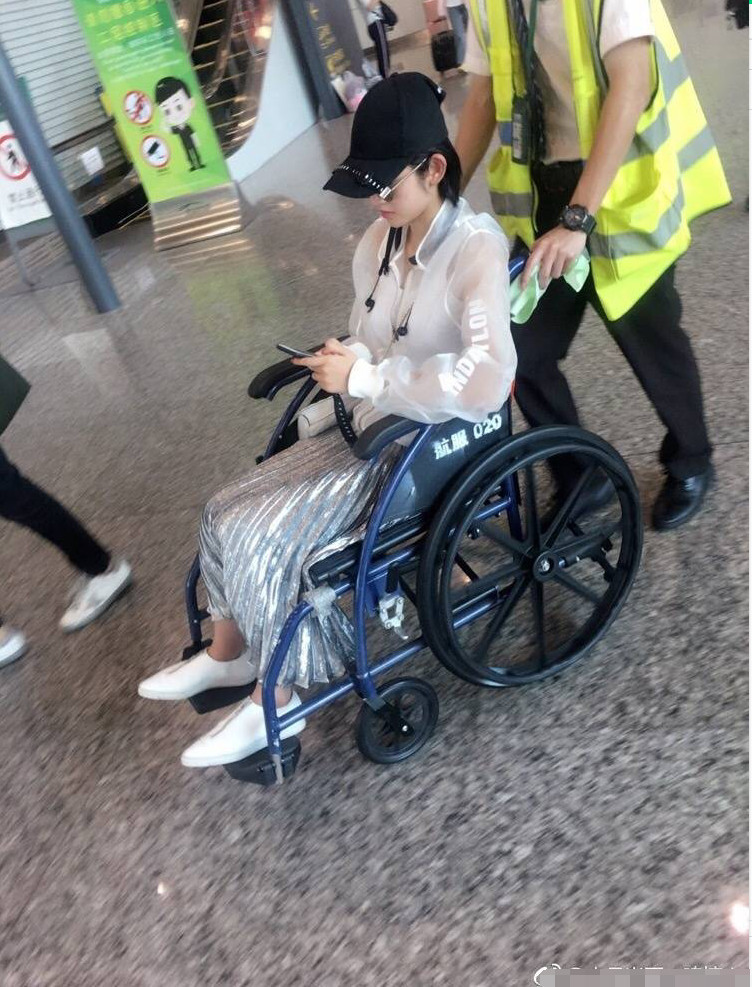 唐艺昕坐轮椅现身 还要助理搀扶唐艺昕怎么了生什么病了？