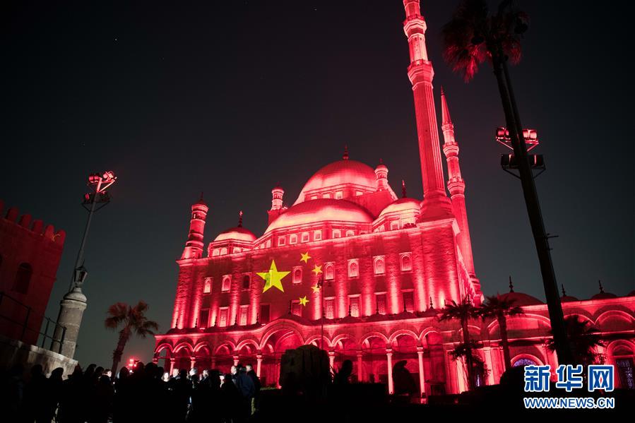 #新华网#埃及古迹点亮五星红旗