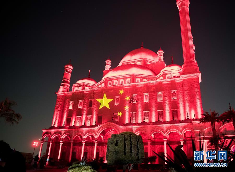 #新华网#埃及古迹点亮五星红旗