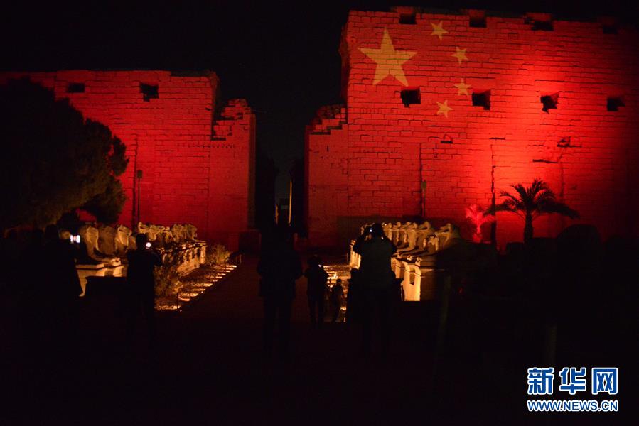 #新华网#埃及古迹点亮五星红旗