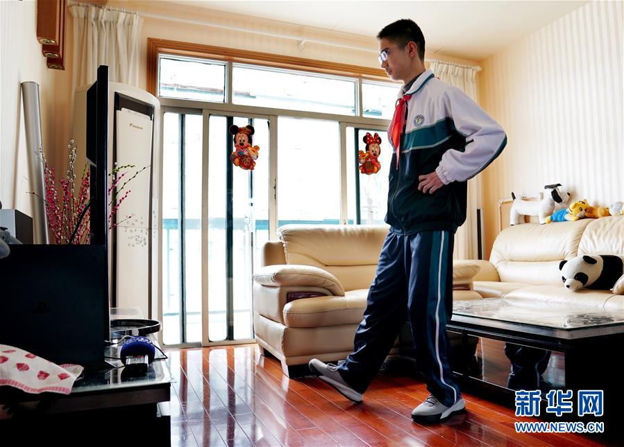 新华网■上海：中小学生在线教育正式开课