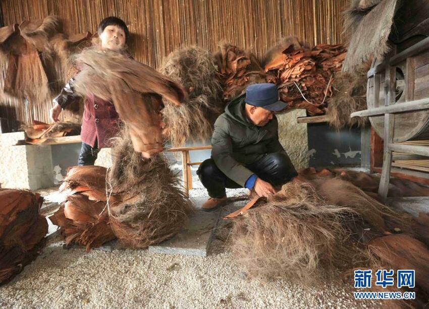 Baju Hujan Tradisional Menjadi Kerajinan tangan