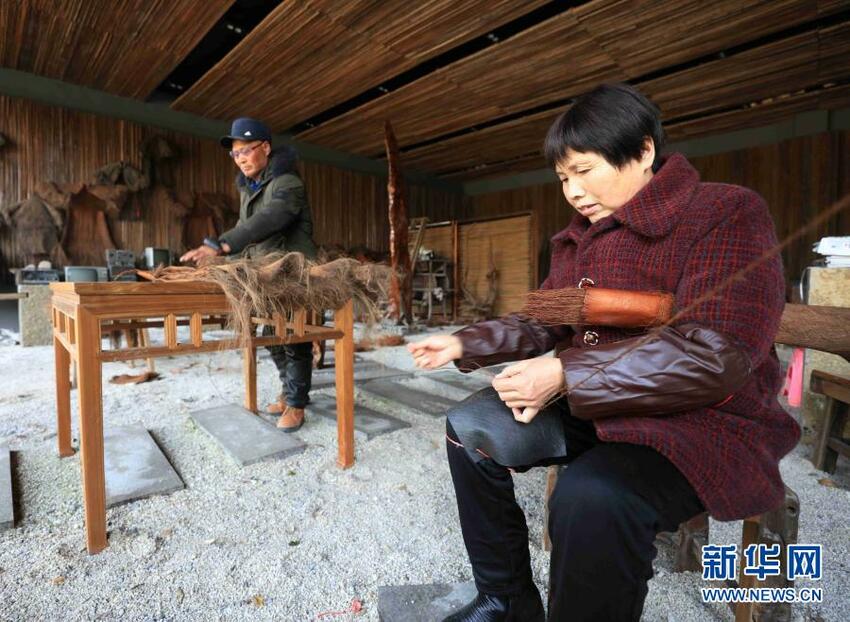 Baju Hujan Tradisional Menjadi Kerajinan tangan