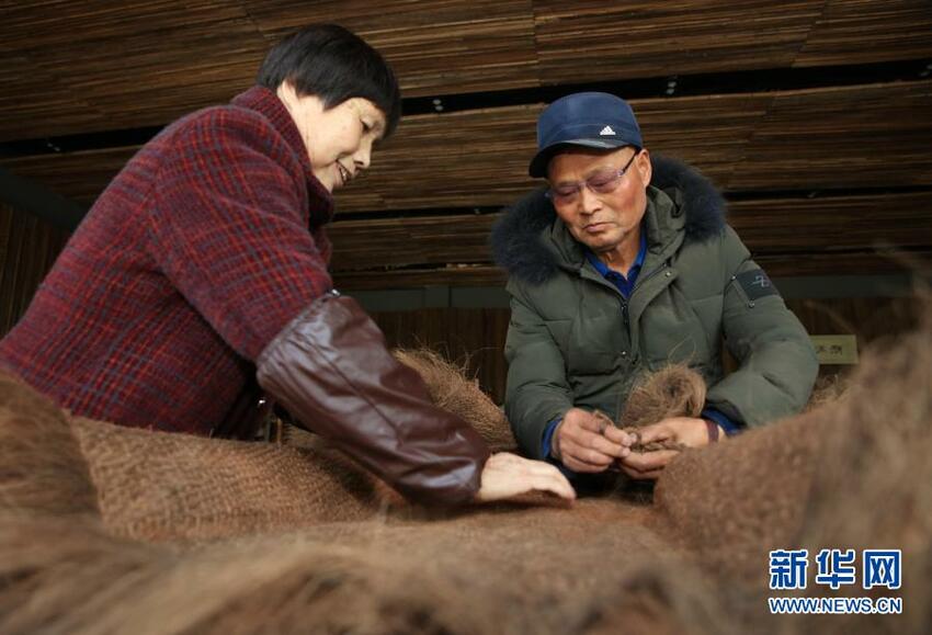 Baju Hujan Tradisional Menjadi Kerajinan tangan
