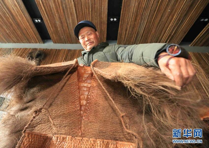 Baju Hujan Tradisional Menjadi Kerajinan tangan