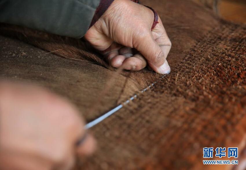 Baju Hujan Tradisional Menjadi Kerajinan tangan