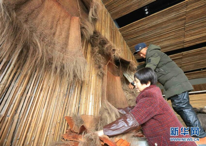 Baju Hujan Tradisional Menjadi Kerajinan tangan