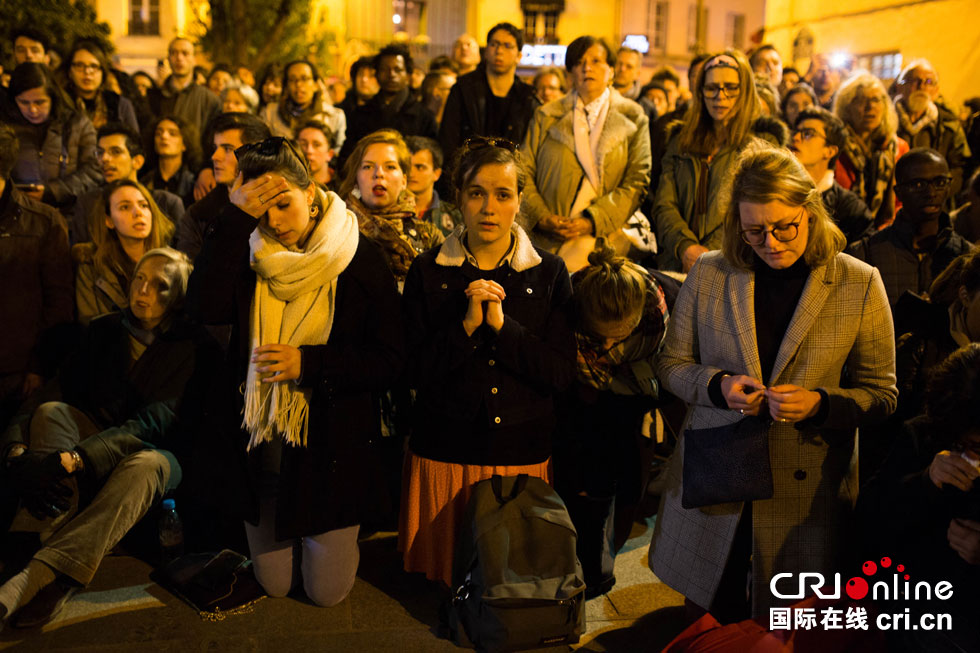 巴黎圣母院发生火灾 民众跪地祈祷(高清组图)